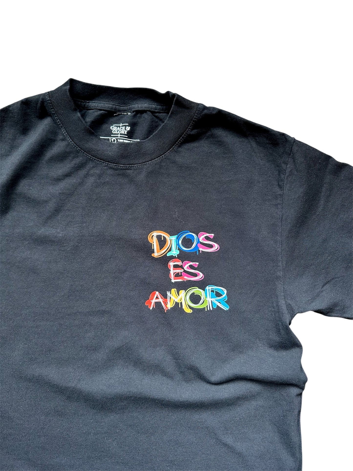 Dios Es Amor Tee