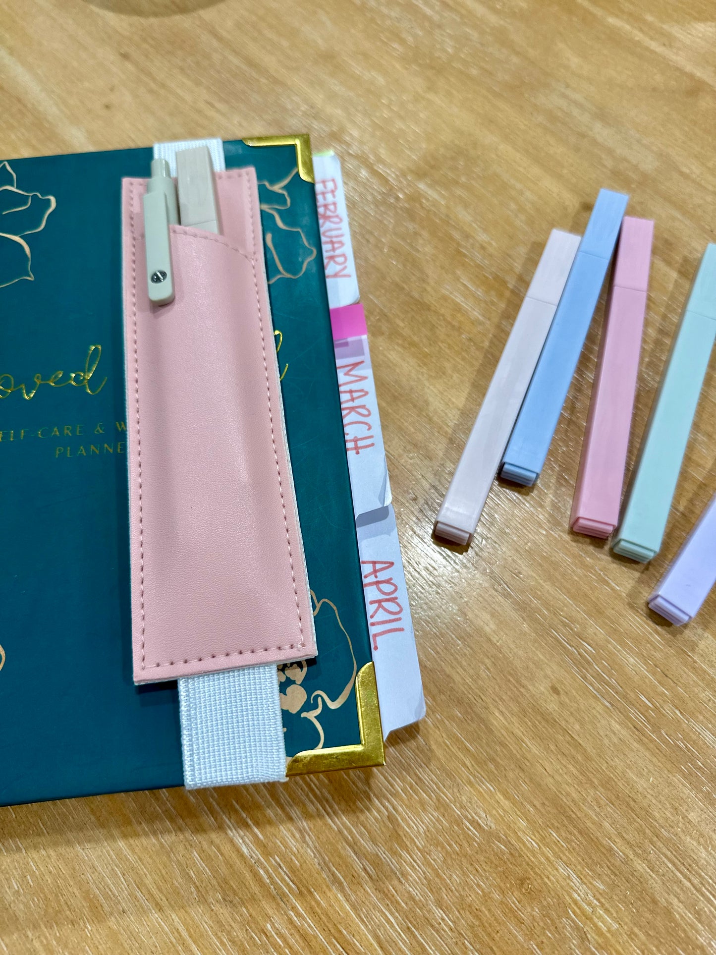 Steady Word: Elastic Pen Holder