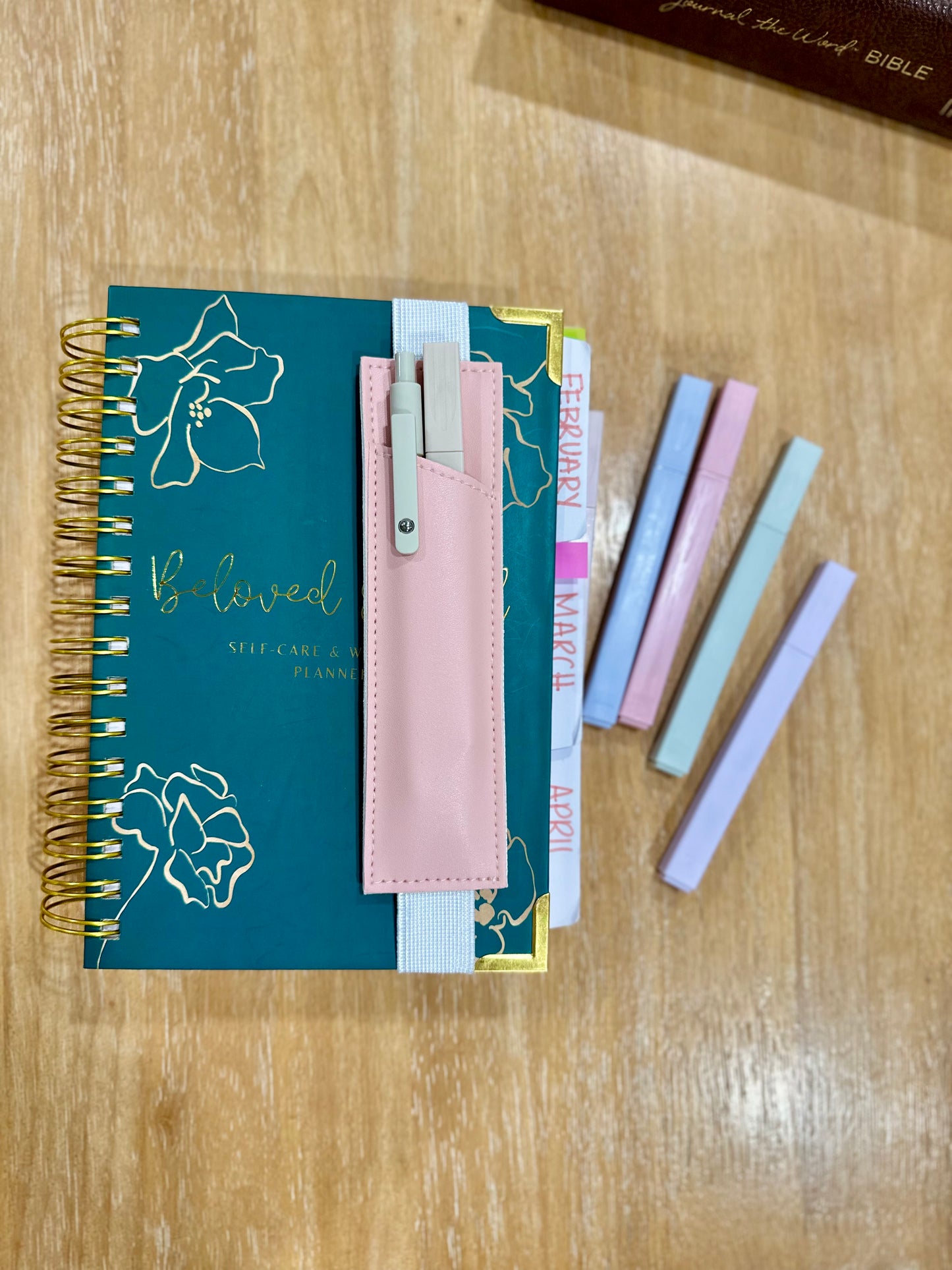 Steady Word: Elastic Pen Holder